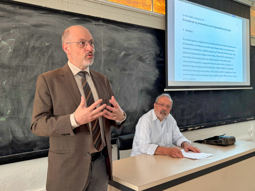 Prof. Chr. Karakolis bei der Vorstellung des Gastreferenten